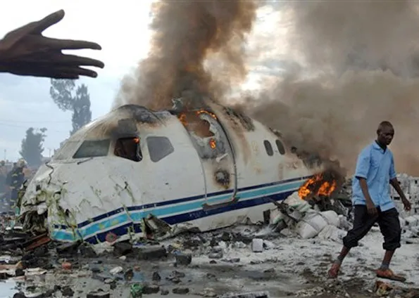 Chamas saem de avião que caiu na República Democrática do Congo em outra ocasião - Foto: Lionel Healing/AFP/Imagem ilustrativa