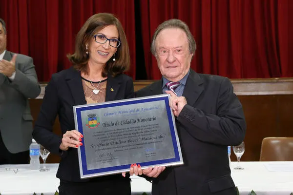 Matãozinho recebe título das mãos da vereadora Márcia Sousa (Foto: Divulgação)