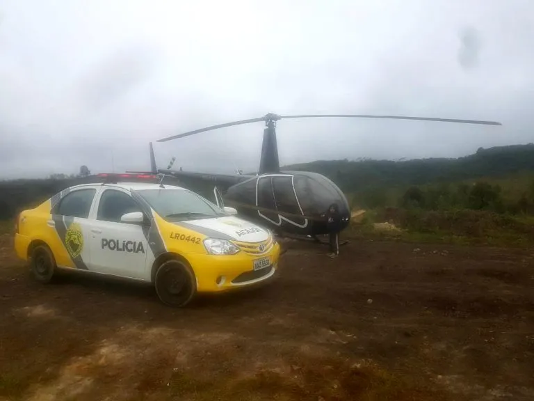 Helicóptero que estaria abandonado foi localizado em uma área de mata - Foto:  Foto: RedeNews