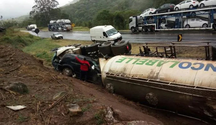 Carreta tomba sobre veículo de Apucarana na BR-376 e caminhoneiro morre