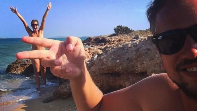 Nick e Lins - clique em praia da Grécia - Foto: Reprodução/Instagram/nakedwanderings 