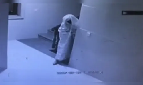 
							Para roubar em apartamento, homem se disfarça de fantasma - veja vídeo
						
						