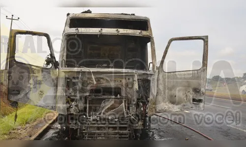 Carreta pega fogo próximo a pedágio na BR-376 e interdita rodovia