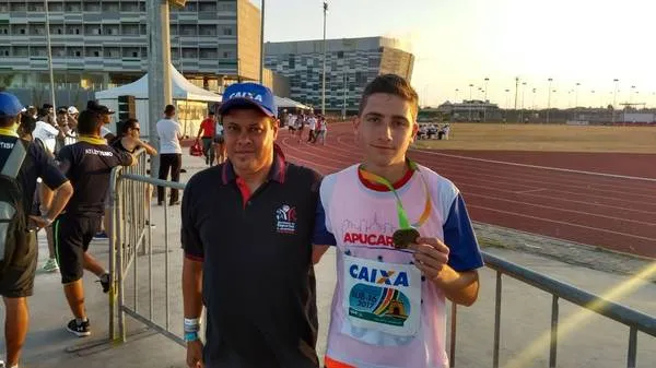 Professor Grilo com o atleta Felipe Canuto |  Foto: Divulgação