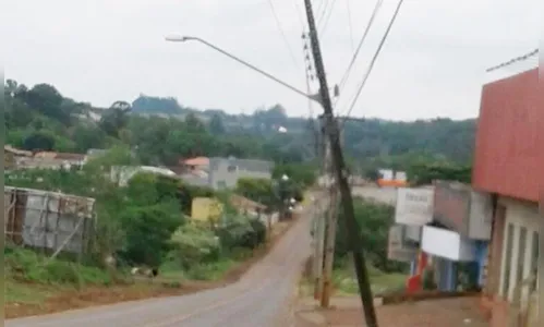 Homem é esfaqueado, tentar ir ao hospital dirigindo e se acidenta no caminho