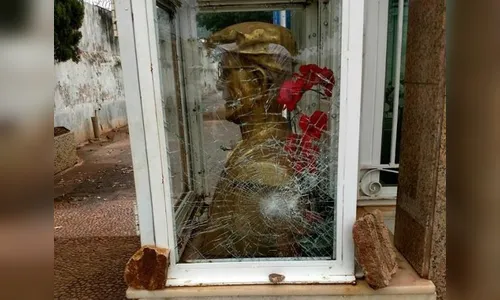 Busto de Chico Xavier sofre ato de vandalismo