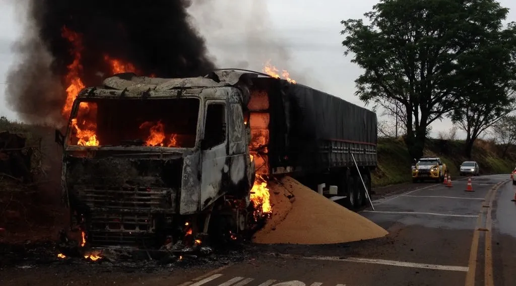 Volvo carregado com trigo foi destruído pelo fogo Foto: Reprodução