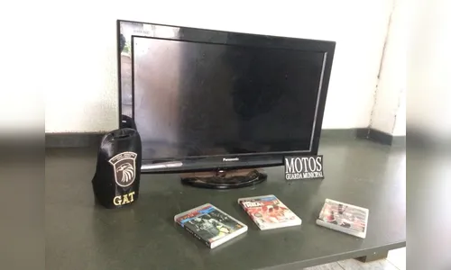 Homem é preso e adolescentes apreendidos após furto à residência