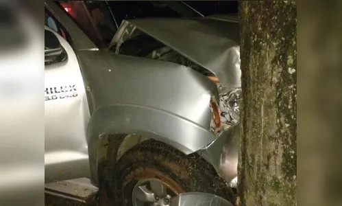 Bandidos batem Hilux roubada durante perseguição policial na PR-444