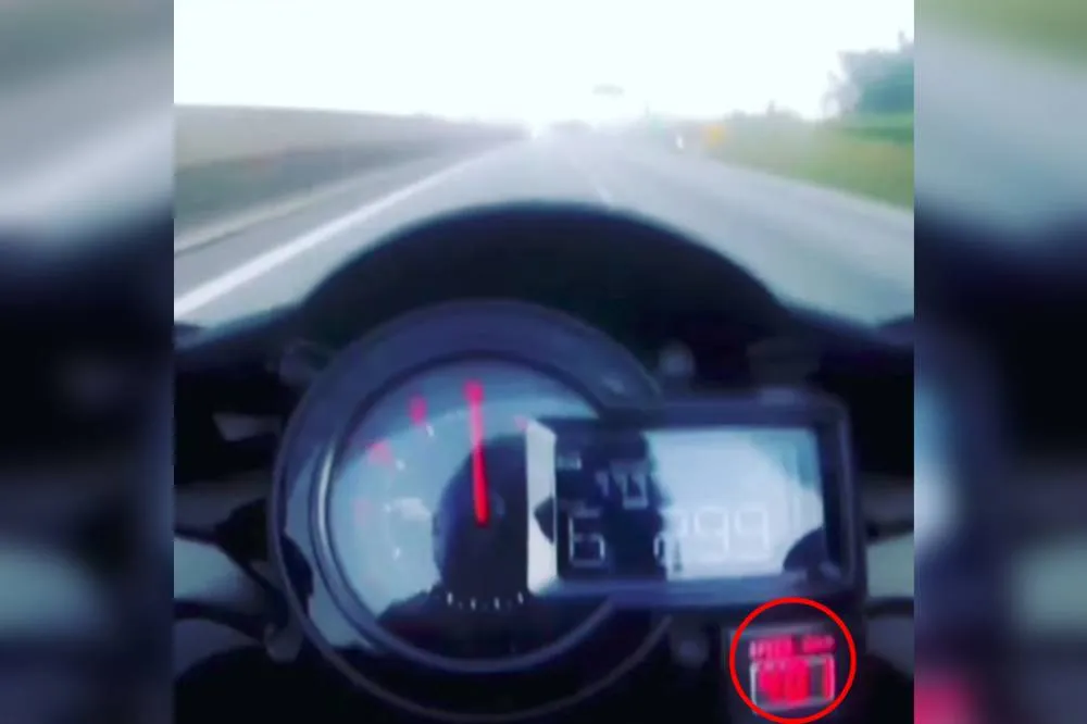 Velocímetro da moto travou em 299 km/h (//Reprodução)