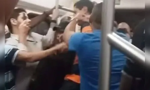 Homem é preso após se masturbar perto de mulher em trem