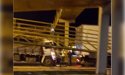 
							Acidente envolve três caminhões e faz uma vítima fatal 
						
						