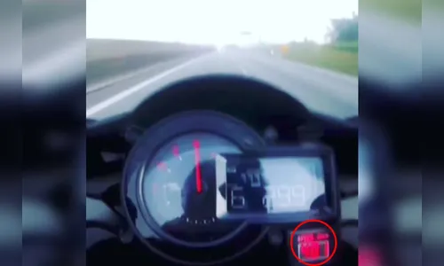 Polícia identifica motociclista que ultrapassou 400 km/h em SP; veja vídeo