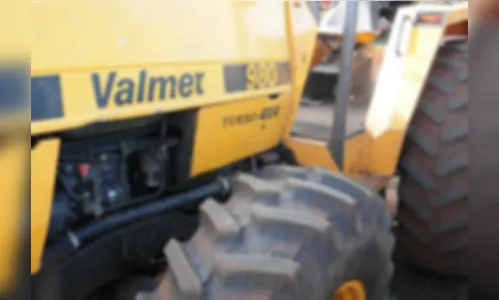 Trator furtado em Jardim Alegre é encontrado em Cândido de Abreu 