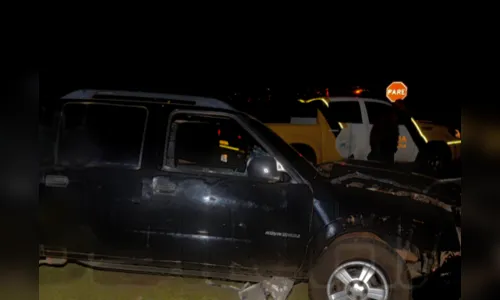 Veículos colidem e caminhonete capota na PR-444